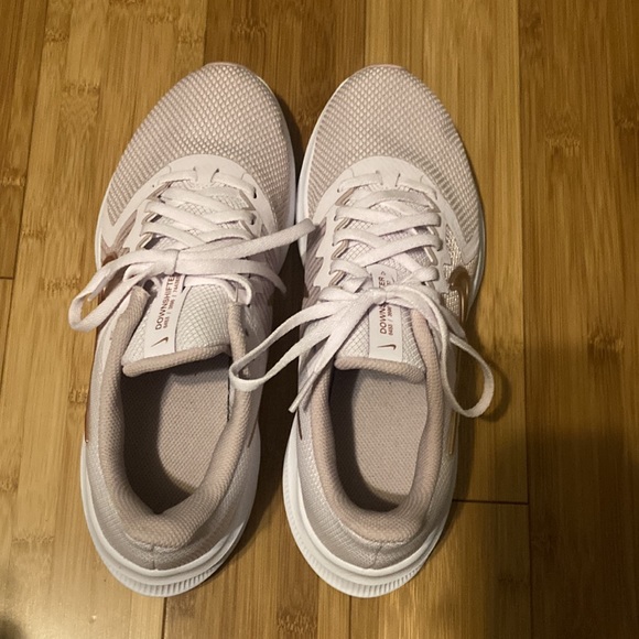 Nike Women’s Downshifter Size 9 Pink/Gold Running Sneakers - Picture 3 of 9
